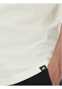 Adidas - adidas T-Shirt Lounge Slides Graphic Pocket JM0374 Biały Regular Fit. Kolor: biały. Materiał: bawełna #4
