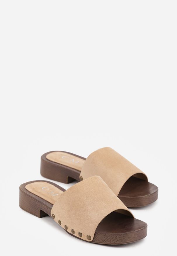 Born2be - Beżowe Klapki Ozdobione Nitami Jehlone. Okazja: na co dzień. Kolor: beżowy. Materiał: jeans. Wzór: aplikacja. Styl: casual, elegancki