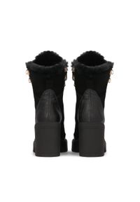 Kazar - Czarne botki na grubym obcasie z zamszu i skóry licowej. Kolor: czarny. Materiał: syntetyk, futro, zamsz, skóra. Szerokość cholewki: normalna. Sezon: jesień, zima. Obcas: na obcasie. Styl: elegancki, street. Wysokość obcasa: średni #3