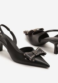 Renee - Czarne Sandały Vices na Kaczuszce Slingback z Kokardą i Nitami Fennadia. Okazja: na co dzień, na spacer. Zapięcie: sprzączka. Kolor: czarny. Materiał: jeans. Obcas: na szpilce. Styl: klasyczny, elegancki, casual. Wysokość obcasa: średni