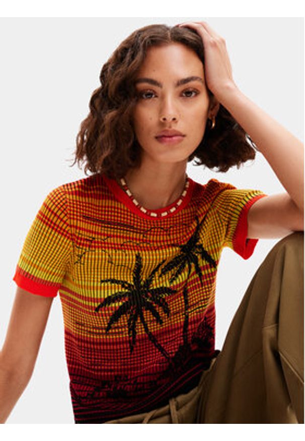 Desigual T-Shirt Dubai 24SWTK87 Pomarańczowy Regular Fit. Kolor: pomarańczowy. Materiał: wiskoza