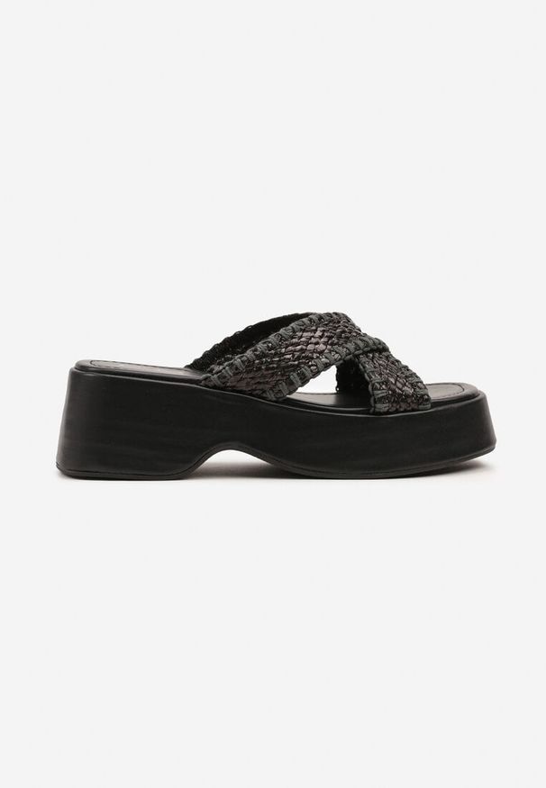 Renee - Czarne Klapki z Plecionymi Paskami w Kształcie X Cedelli. Okazja: na co dzień. Kolor: czarny. Wzór: paski. Obcas: na koturnie. Styl: casual, boho