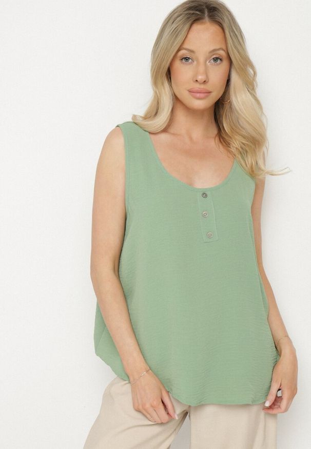 Born2be - Jasnozielony Top na Szerokich Ramiączkach Zdobiony Guzikami Jenadorea. Okazja: na co dzień. Kolor: zielony. Materiał: jeans. Długość rękawa: na ramiączkach. Wzór: aplikacja. Sezon: lato. Styl: casual