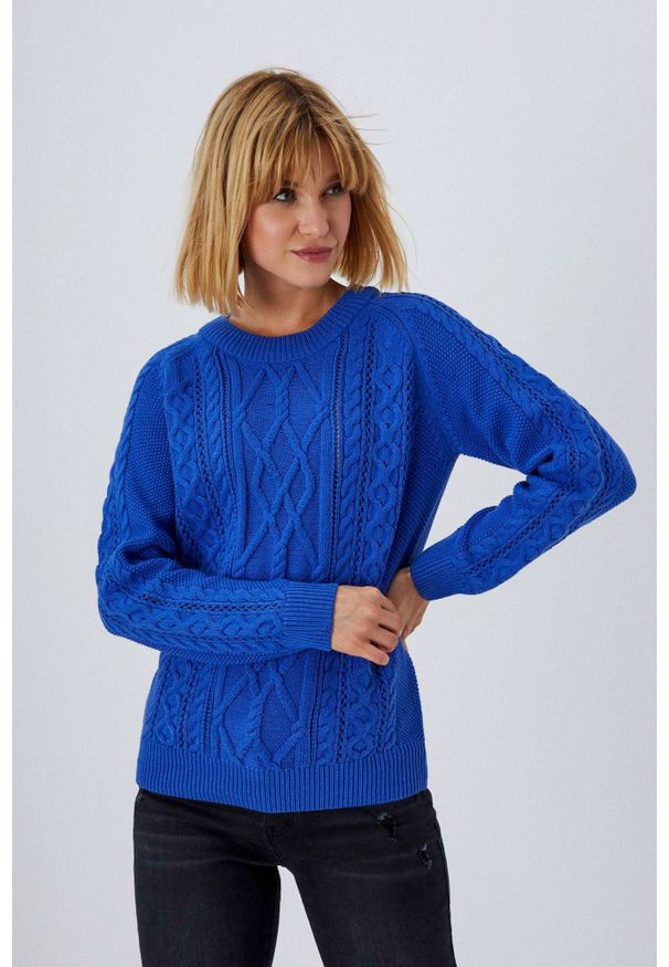 MOODO - Sweter z warkoczowym splotem. Materiał: bawełna, akryl. Długość rękawa: długi rękaw. Długość: długie. Wzór: ze splotem