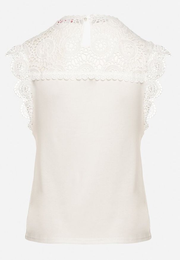 Born2be - Biała Bawełniana Bluzka z Koronkowym Zdobieniem przy Dekolcie Fevarelle. Okazja: na co dzień. Kolor: biały. Materiał: bawełna, koronka. Długość rękawa: krótki rękaw. Długość: krótkie. Wzór: aplikacja. Styl: casual, elegancki