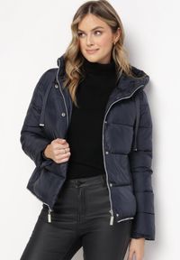 Born2be - Granatowa Pikowana Kurtka Płaszcz z Regulowaną Długością Maakana. Kolor: niebieski. Materiał: jeans, tkanina. Sezon: zima, jesień, wiosna. Styl: klasyczny, elegancki #2