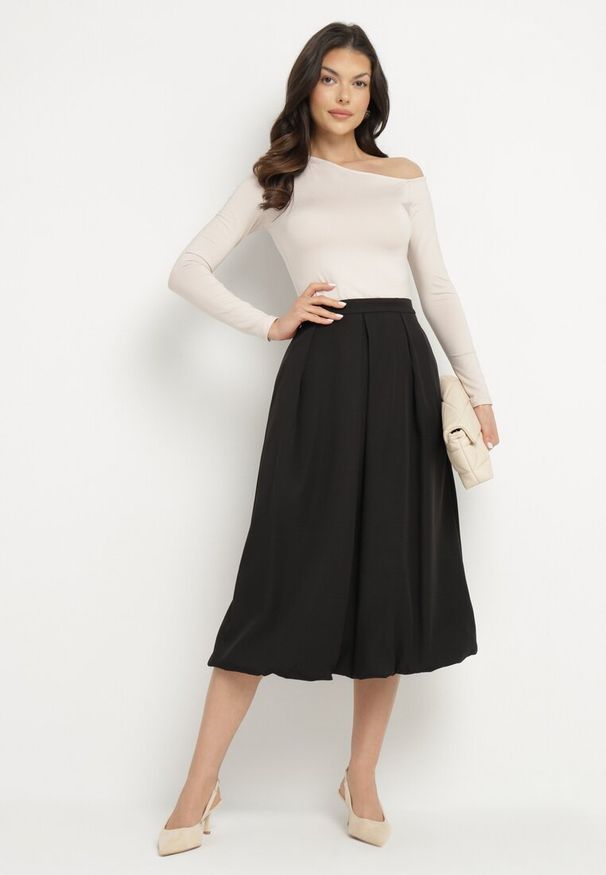 Born2be - Czarna Spódnica z Wiskozą o Rozkloszowanym Kroju z Zakładkami Voreza. Okazja: na co dzień. Kolor: czarny. Materiał: wiskoza. Styl: elegancki, casual