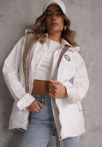 Renee - Biała Długa Kamizelka Pikowana z Nieodpinanym Kapturem Ozdobiona Naszywką Kasseda. Okazja: na co dzień. Kolor: biały. Materiał: poliester, jeans. Długość: długie. Wzór: aplikacja. Styl: casual #6