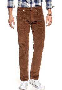 Wrangler - WRANGLER SPODNIE MĘSKIE GREENSBORO RUSSET BROWN W15QA2XMA. Materiał: sztruks