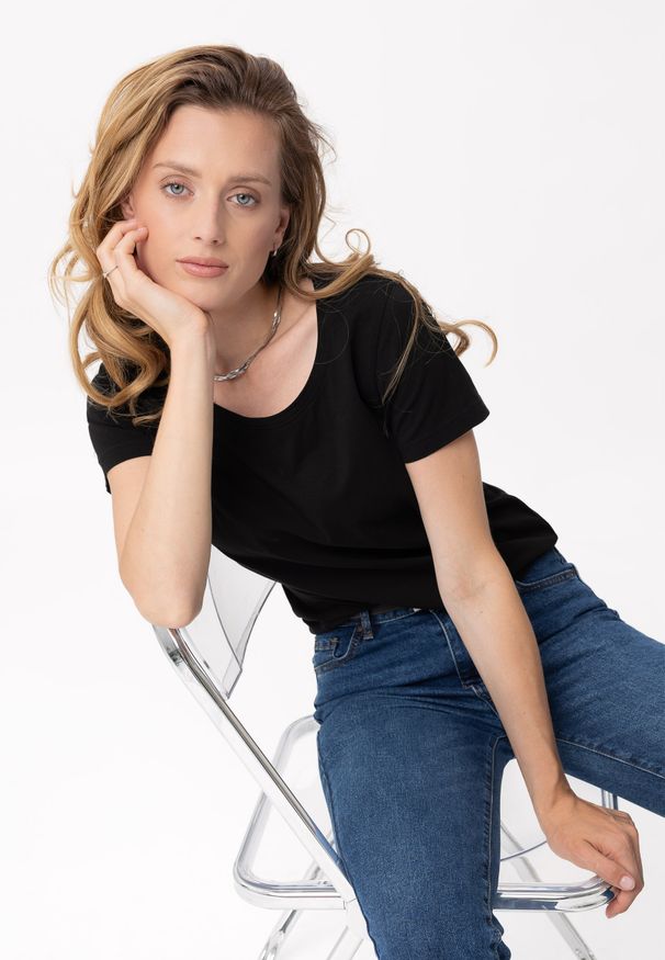 Volcano - Elastyczna koszulka basic T-ANA. Okazja: na co dzień. Materiał: bawełna, materiał. Długość rękawa: krótki rękaw. Długość: krótkie. Wzór: gładki. Styl: klasyczny, casual, elegancki