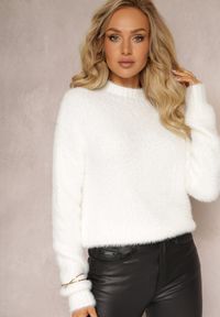Renee - Biały Dzianinowy Sweter z Dłuższym Włosiem i Półgolfem Christiam. Kolor: biały. Materiał: dzianina. Długość rękawa: długi rękaw. Długość: długie. Wzór: aplikacja. Styl: elegancki #5