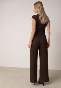 Born2be - Brązowy Gładki Komplet Szerokie Spodnie i Marszczona Bluzka ze Stójką Merithie. Kolor: brązowy. Materiał: materiał. Wzór: gładki #8