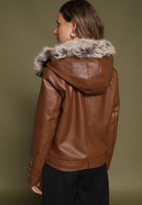 Born2be - Brązowa Kurtka Ramoneska z Odpinanym Kapturem i Futrem Aplonna. Kolor: brązowy. Materiał: futro. Sezon: zima, jesień. Styl: klasyczny #6