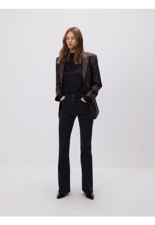 Reserved - Jeansy flare bootcut - czarny. Kolor: czarny