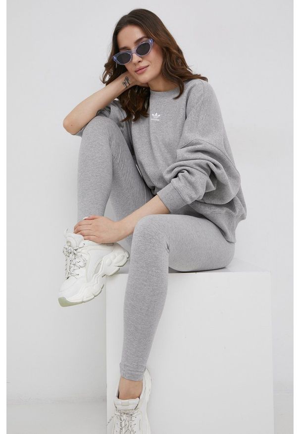 adidas Originals Bluza Adicolor HF7478 damska kolor szary melanżowa. Kolor: szary. Materiał: bawełna, dzianina, poliester. Długość rękawa: długi rękaw. Długość: długie. Wzór: melanż