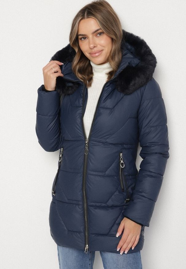 Born2be - Granatowa Taliowana Kurtka Pikowana z Kapturem z Futrem Nalaseva. Okazja: na co dzień. Typ kołnierza: kaptur. Kolor: niebieski. Materiał: futro. Sezon: zima. Styl: casual, elegancki