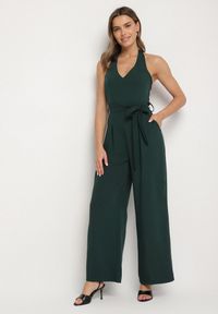 Born2be - Ciemnozielony Taliowany Kombinezon z Paskiem Wiązaniem i Odkrytymi Plecami Malurea. Okazja: na co dzień, na imprezę. Kolor: zielony. Materiał: jeans. Sezon: lato. Styl: casual #1
