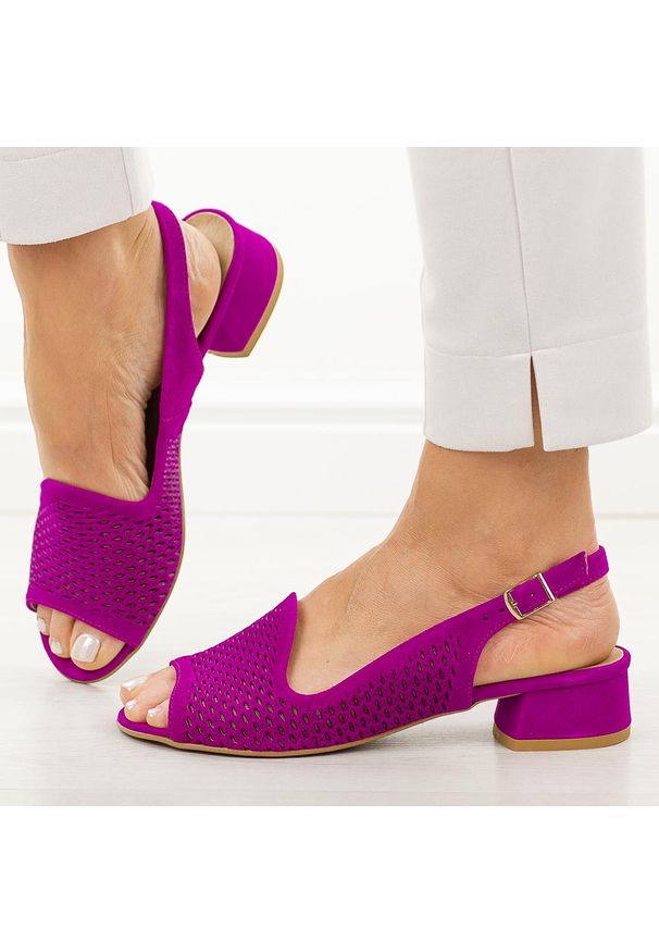 DEONI - Fuksja ażurowe skórzane Polskie sandały damskie na obcasie Deoni D521C. Okazja: na ślub cywilny, na wesele, na imprezę. Kolor: różowy. Materiał: zamsz, skóra. Wzór: ażurowy. Sezon: wiosna, lato. Styl: elegancki, klasyczny