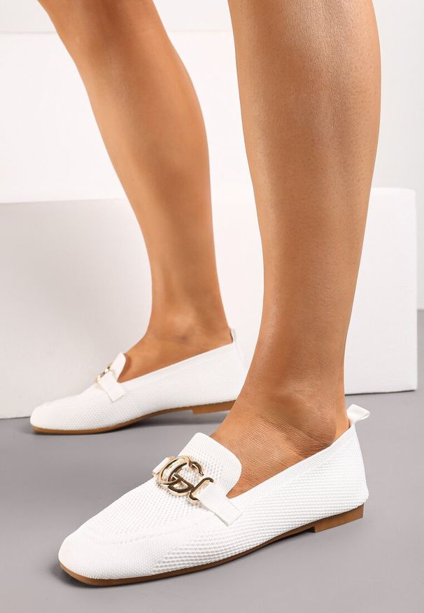 Born2be - Białe Wsuwane Mokasyny z Kwadratowym Noskiem i Metalową Ozdobą Anelda. Okazja: na spotkanie biznesowe, na co dzień. Zapięcie: bez zapięcia. Kolor: biały. Materiał: jeans. Wzór: aplikacja. Styl: elegancki, biznesowy, casual