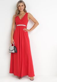 Born2be - Czerwona Sukienka Rozkloszowana Maxi z Paskiem w Cyrkonie i Wycięciem Neorise. Kolor: czerwony. Materiał: materiał. Wzór: aplikacja. Długość: maxi #4