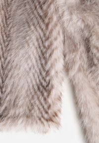 Born2be - Jasnobeżowy Jednorzędowy Płaszcz Futerko o Klasycznym Kroju Yrelsha. Okazja: na co dzień. Kolor: beżowy. Materiał: futro. Styl: klasyczny #2