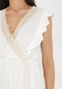 Born2be - Biała Sukienka Lasthusa. Kolor: biały. Materiał: koronka. Długość rękawa: bez rękawów. Sezon: lato. Typ sukienki: kopertowe. Styl: boho, wakacyjny. Długość: mini #5