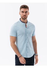 Ombre Clothing - Koszula męska dzianinowa z krótkim rękawem i kolorową stójką – błękitna V3. Typ kołnierza: kołnierzyk stójkowy. Kolor: niebieski. Materiał: dzianina. Długość rękawa: krótki rękaw. Długość: krótkie. Wzór: kolorowy. Styl: sportowy