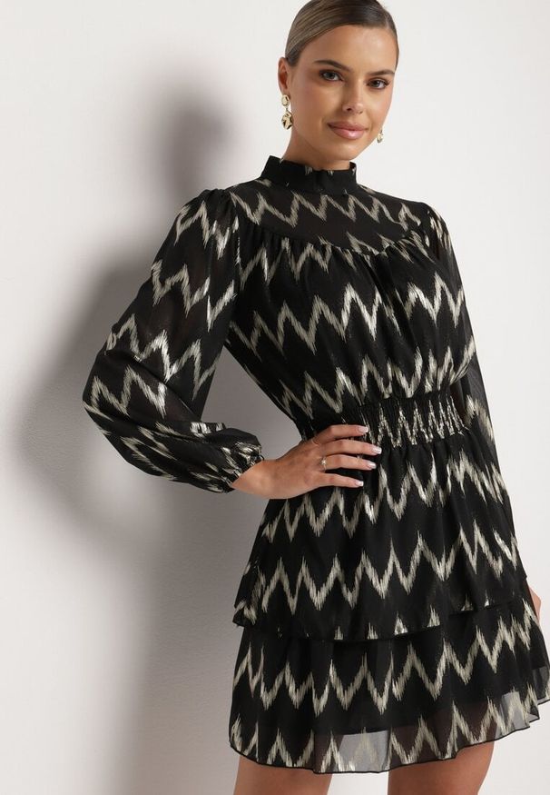 Born2be - Czarna Wzorzysta Sukienka z Siateczki z Falbankami Stójką i Gumką w Talii Ocelina. Okazja: na co dzień. Typ kołnierza: kołnierz z falbankami, kołnierzyk stójkowy. Kolor: czarny. Wzór: geometria. Styl: casual, elegancki