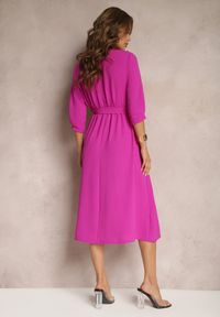 Renee - Fuksjowa Sukienka Canopis. Typ kołnierza: dekolt kopertowy. Kolor: różowy. Materiał: tkanina, materiał. Typ sukienki: kopertowe. Styl: elegancki. Długość: midi #3