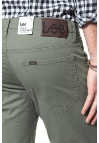Lee - LEE SPODNIE MĘSKIE DAREN ZIP FLY LICHEN GREEN L707LA82 112118251. Materiał: materiał #5
