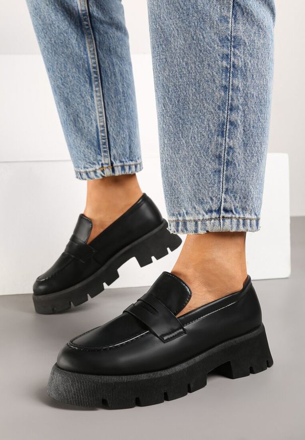 Renee - Czarne Mokasyny na Tłoczonej Platformie Resilira. Okazja: na co dzień. Kolor: czarny. Materiał: jeans. Obcas: na platformie. Styl: wizytowy, klasyczny, casual. Wysokość obcasa: niski