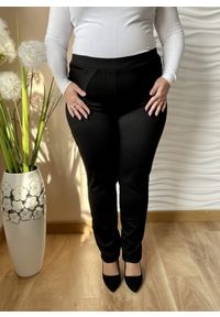 Nasi partnerzy - Czarne elastyczne spodnie Jasmin ze zwężaną nogawką PLUS SIZE XXL. Okazja: do pracy, na spacer, na co dzień. Kolekcja: plus size. Kolor: czarny. Materiał: tkanina, elastan, materiał, nylon, włókno. Długość: krótkie. Styl: casual