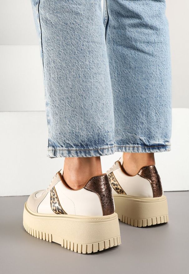 Renee - Beżowo-Panterkowe Sneakersy na Platformie Ozdobione Paskiem Vivesse. Okazja: na co dzień. Zapięcie: pasek. Kolor: beżowy. Materiał: jeans. Wzór: aplikacja. Obcas: na platformie