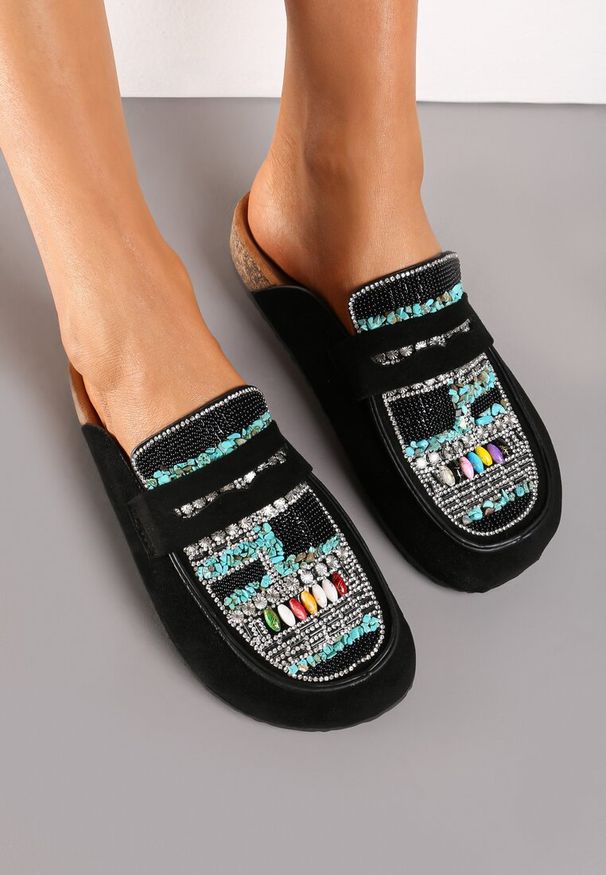 Renee - Czarne Klapki Mule z Koralikami na Zakrytym Nosku Aserhia. Kolor: czarny. Wzór: aplikacja, kolorowy. Styl: boho