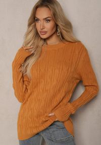 Renee - Jasnobrązowy Sweter z Wiskozą Ozdobiony Tłoczeniem Savra. Okazja: na randkę, na co dzień. Kolor: brązowy. Materiał: wiskoza. Wzór: aplikacja. Styl: casual, elegancki