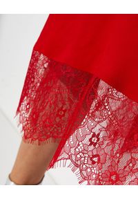 SELF PORTRAIT - Czerwona sukienka z koronką. Okazja: na ślub cywilny, na wesele, na imprezę. Kolor: czerwony. Materiał: koronka. Wzór: koronka. Typ sukienki: dopasowane. Styl: elegancki. Długość: maxi #6