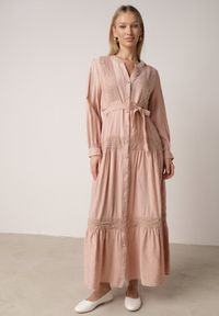 Born2be - Jasnoróżowa Rozkloszowana Sukienka z Wiskozy z Wiązanym Paskiem i Koronką Reivoria. Okazja: na spacer, na co dzień. Typ kołnierza: dekolt w kształcie V. Kolor: różowy. Materiał: wiskoza, koronka. Długość rękawa: długi rękaw. Wzór: koronka. Styl: casual, klasyczny #6