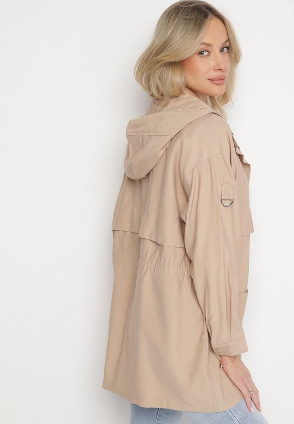 Born2be - Jasnobeżowa Kurtka Parka z Nieodpinanym Kapturem i Troczkiem w Pasie Mevarie. Kolor: beżowy. Materiał: tkanina