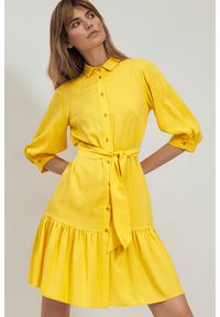 Nife - Wiskozowa koszulowa sukienka z falbaną wiązana w pasie żółta. Kolor: żółty. Materiał: wiskoza. Typ sukienki: koszulowe
