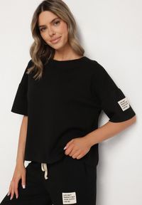 Born2be - Czarny Komplet Dresowy z Wiskozą Zdobiony Naszywkami T-shirt i Spodnie Jogger Idallea. Kolor: czarny. Materiał: wiskoza, dresówka. Wzór: aplikacja