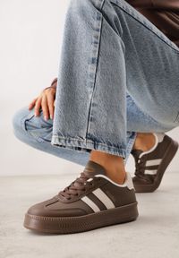 Born2be - Brązowe Sneakersy w Stylu Tenisówek z Paskami na Boku Saliena. Okazja: na co dzień. Zapięcie: pasek. Kolor: brązowy. Materiał: skóra, jeans #1