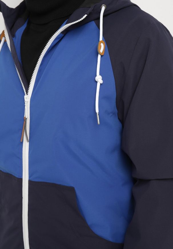 Born2be - Niebieska Kurtka Wiatrówka z Kapturem i Ociepleniem Nevelaera. Okazja: na co dzień. Typ kołnierza: kaptur. Kolor: niebieski. Materiał: materiał, jeans. Sezon: jesień, wiosna. Styl: klasyczny, casual, sportowy