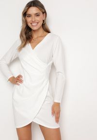 Born2be - Biała Sukienka Kopertowa z Ozdobnym Marszczeniem Ohildria. Kolor: biały. Typ sukienki: kopertowe. Styl: elegancki #1