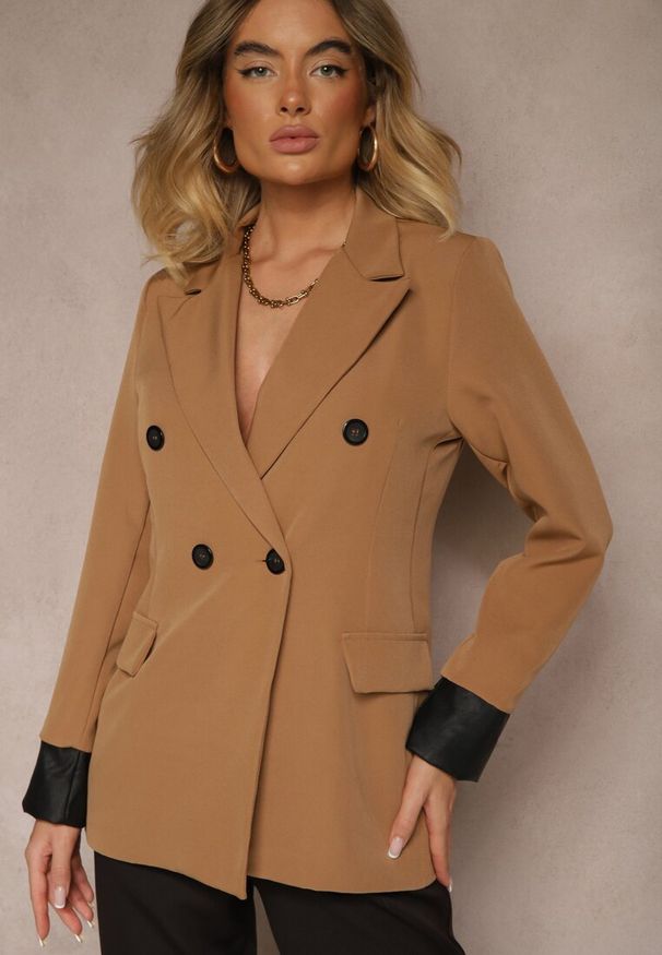 Renee - Brązowa Taliowana Marynarka Ozdobiona Klapami Evelhiria. Okazja: na co dzień. Kolor: brązowy. Materiał: jeans. Wzór: aplikacja. Styl: elegancki, casual, klasyczny
