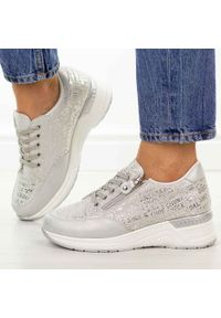 Srebrne skórzane sneakersy damskie S.Barski 7081. Okazja: na co dzień, na spacer. Nosek buta: okrągły. Zapięcie: sznurówki. Kolor: srebrny. Materiał: skóra. Szerokość cholewki: normalna. Sezon: wiosna, lato, jesień. Styl: elegancki, casual, klasyczny, sportowy #1