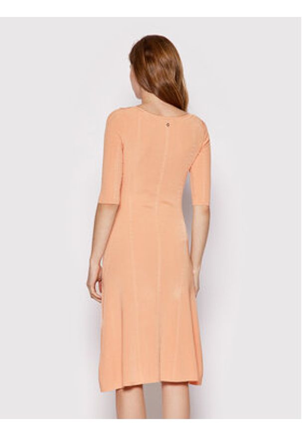 Guess Sukienka codzienna W2YK53 Z30K0 Pomarańczowy Flare Fit. Okazja: na co dzień. Kolor: pomarańczowy. Materiał: wiskoza. Typ sukienki: proste. Styl: casual