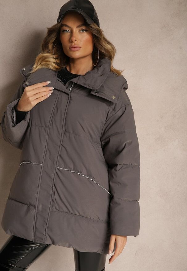 Renee - Ciemnoszara Kurtka Oversize z Pikowanymi Przeszyciami Kapturem Kieszeniami i Cyrkoniami Etairea. Okazja: na co dzień. Kolor: szary. Długość rękawa: długi rękaw. Długość: długie. Styl: casual, glamour, elegancki