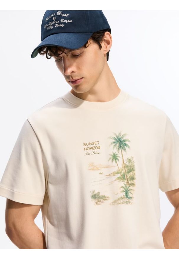 Reserved - T-shirt regular z nadrukiem - kremowy. Kolor: kremowy. Materiał: bawełna, dzianina. Wzór: nadruk