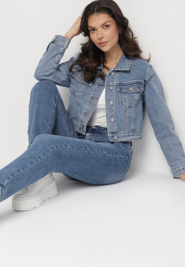 Born2be - Niebieskie Jeansy z Bawełną o Kroju Mom Fit z Wysokim Stanem Isariva. Okazja: na co dzień. Stan: podwyższony. Kolor: niebieski. Styl: klasyczny, elegancki, casual