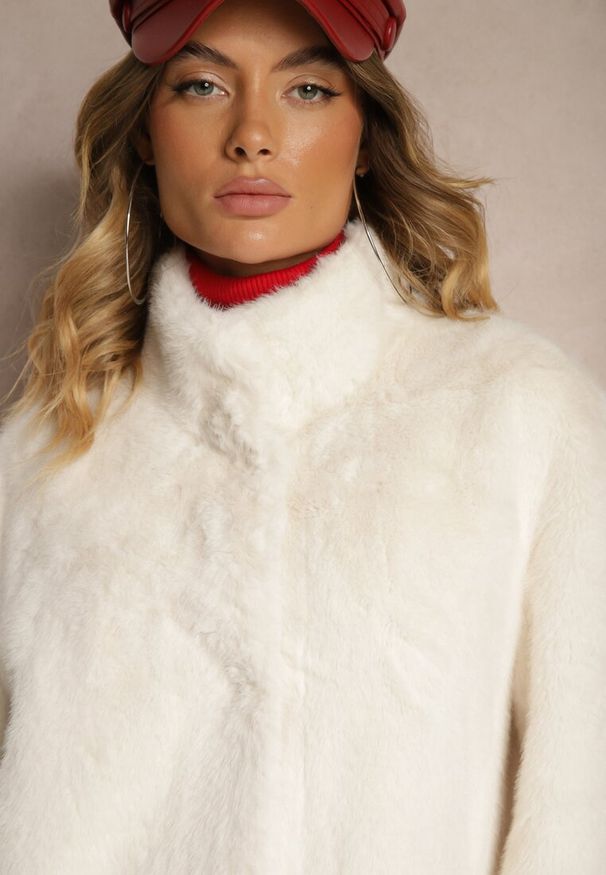 Renee - Jasnobeżowy Płaszcz z Futerka o Prostym Kroju ze Stójką i Kieszeniami Saliratia. Okazja: do pracy, na co dzień. Typ kołnierza: kołnierzyk stójkowy. Kolor: beżowy. Materiał: futro. Długość rękawa: długi rękaw. Długość: długie. Styl: elegancki, casual